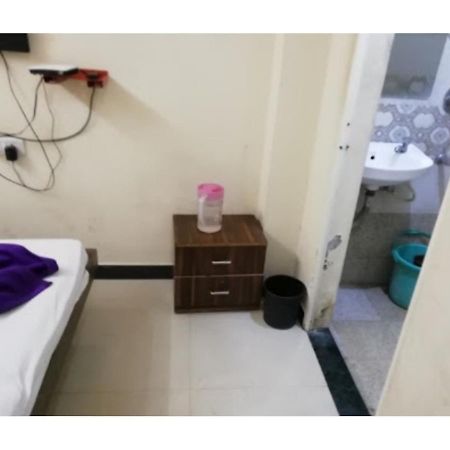 Hotel Adarsh, اوجاين المظهر الخارجي الصورة