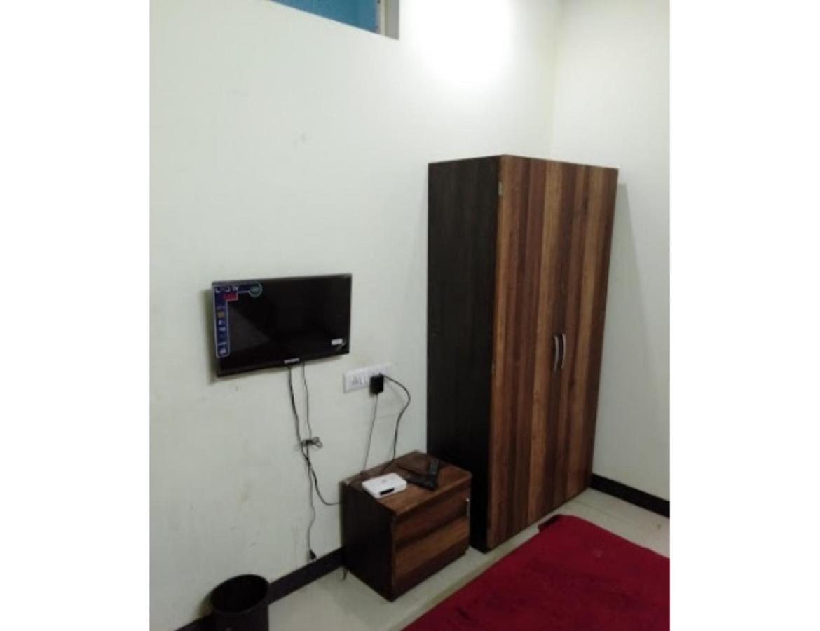 Hotel Adarsh, اوجاين المظهر الخارجي الصورة