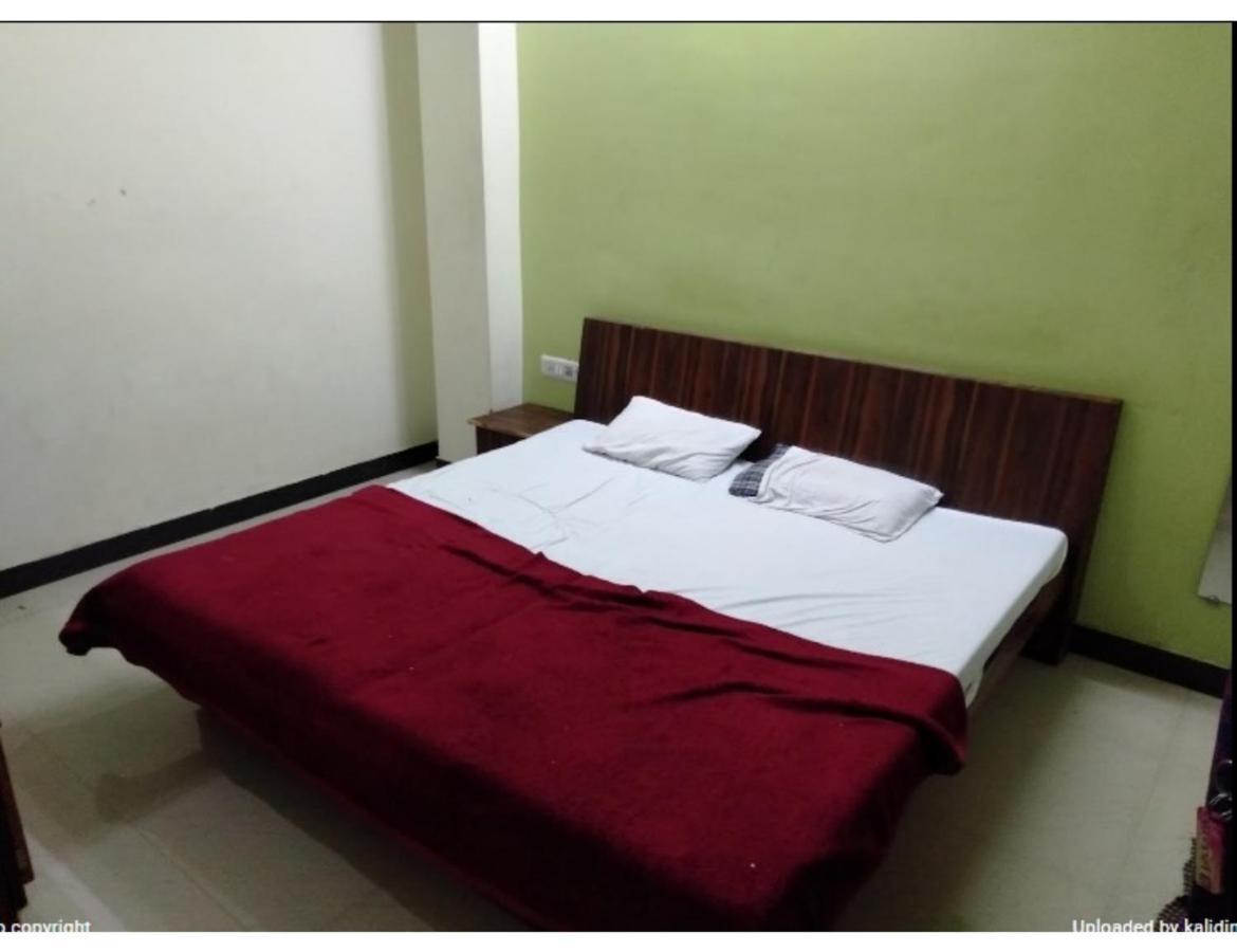 Hotel Adarsh, اوجاين المظهر الخارجي الصورة