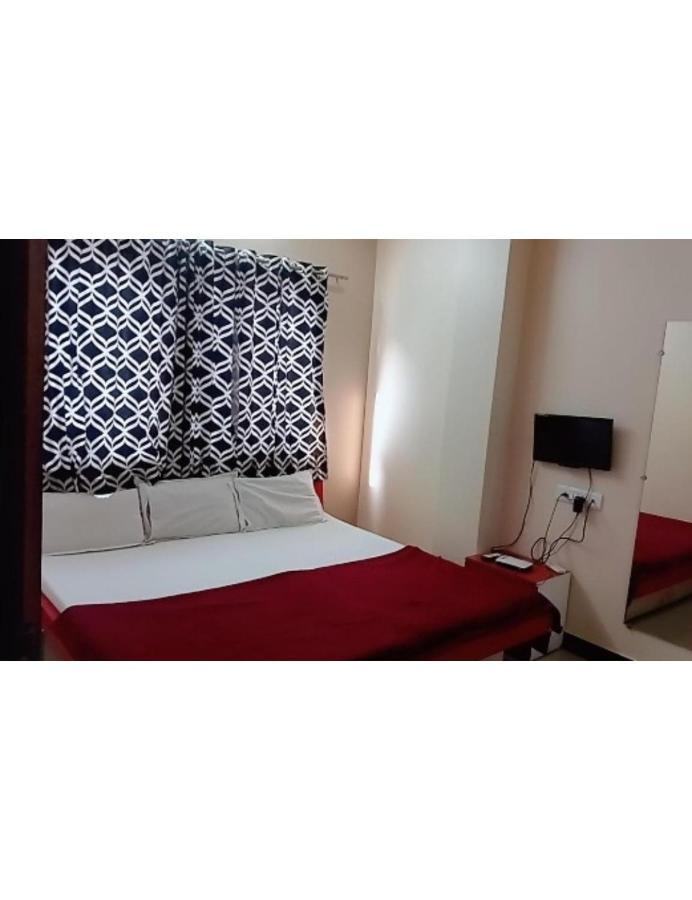 Hotel Adarsh, اوجاين المظهر الخارجي الصورة