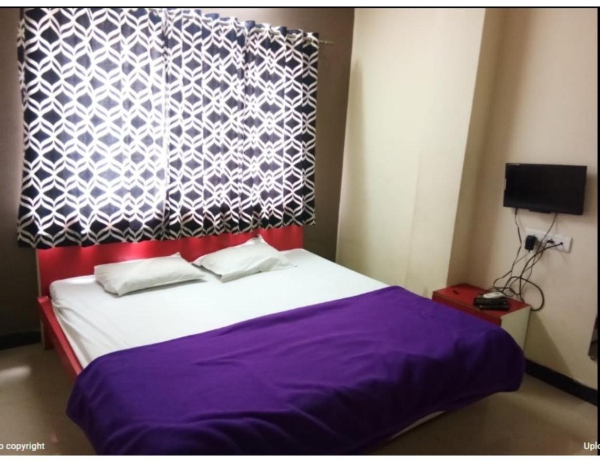 Hotel Adarsh, اوجاين المظهر الخارجي الصورة
