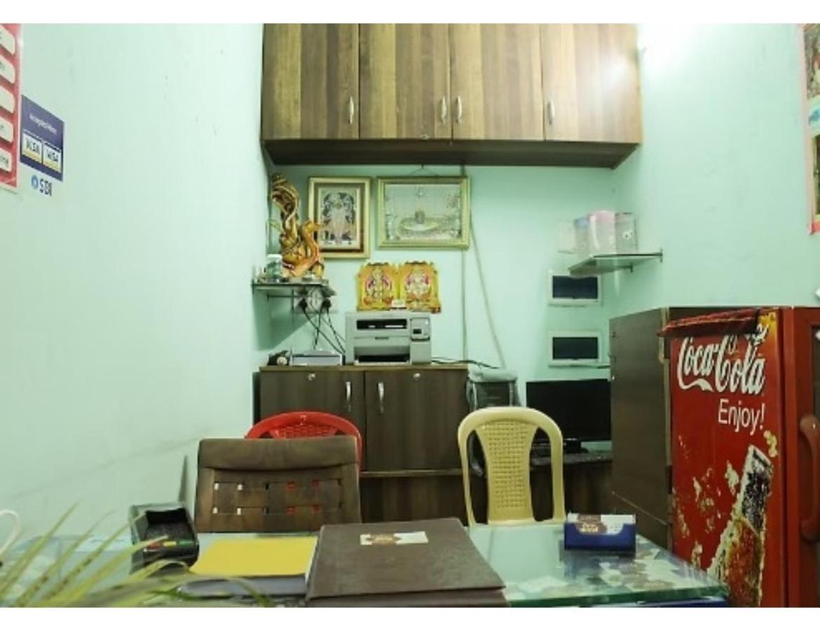 Hotel Adarsh, اوجاين المظهر الخارجي الصورة