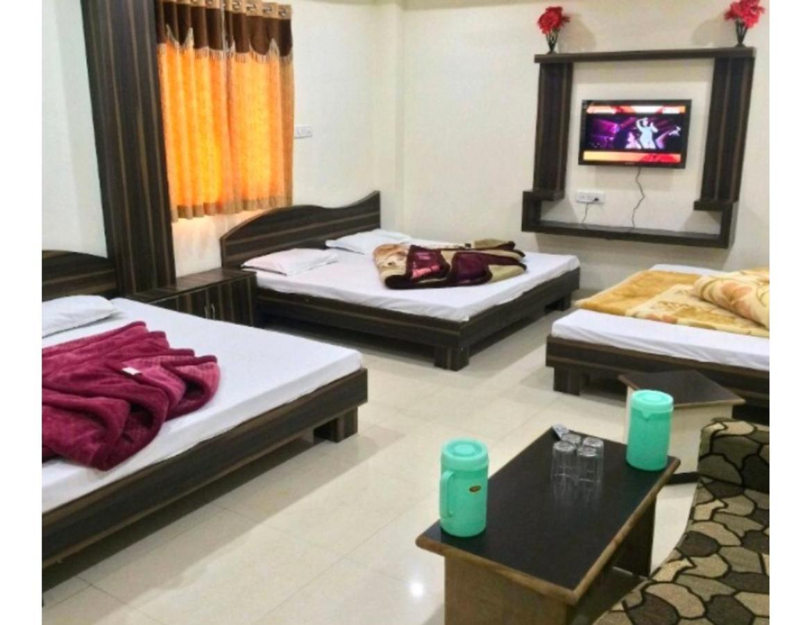 Hotel Adarsh, اوجاين المظهر الخارجي الصورة