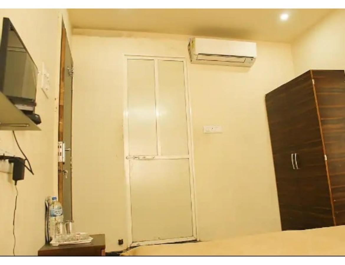 Hotel Adarsh, اوجاين المظهر الخارجي الصورة